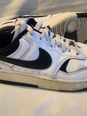 Nike Women's White and Black Low-Top Sneakers